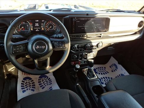 Used 2024 Jeep Wrangler Rubicon image 11