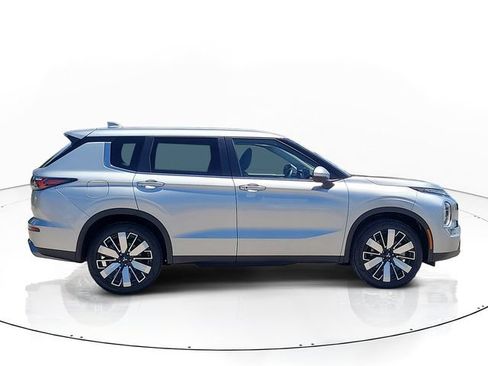 Used 2025 Mitsubishi Outlander SE FWD image 4