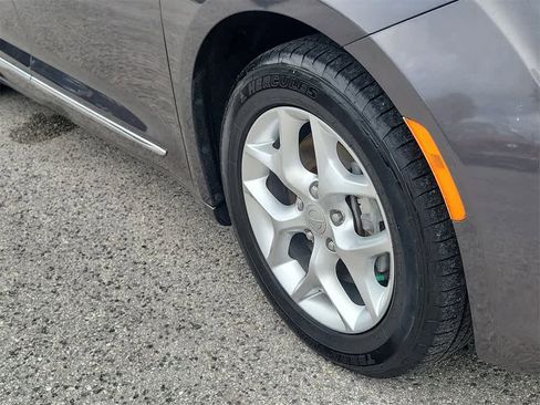 Used 2020 Chrysler Pacifica Limited image 5