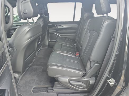 Used 2025 Jeep Wagoneer 4WD w/ Premium Group I image 24