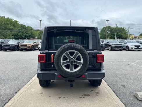 Certified 2019 Jeep Wrangler Unlimited Sahara w/ Cold Weather Group AWD/4WD image 6