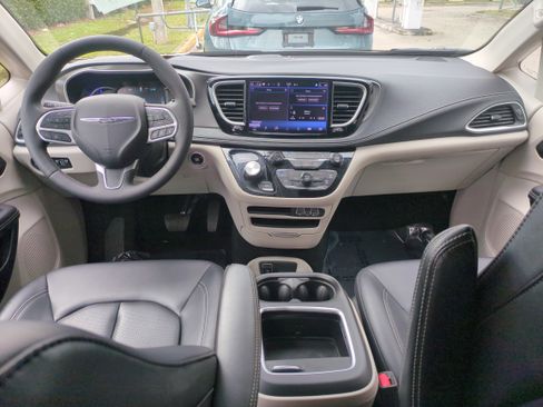 Certified 2024 Chrysler Pacifica Select image 16
