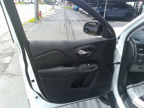 Used 2022 Jeep Cherokee Trailhawk w/ Comfort/Convenience Group AWD/4WD image 16
