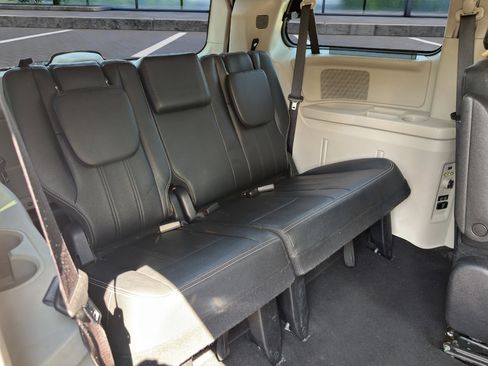 Used 2016 Chrysler Town & Country Touring w/ Driver Convenience Group image 19