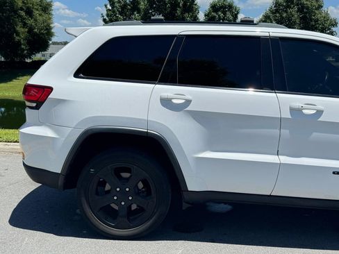 Used 2018 Jeep Grand Cherokee Laredo AWD/4WD image 39