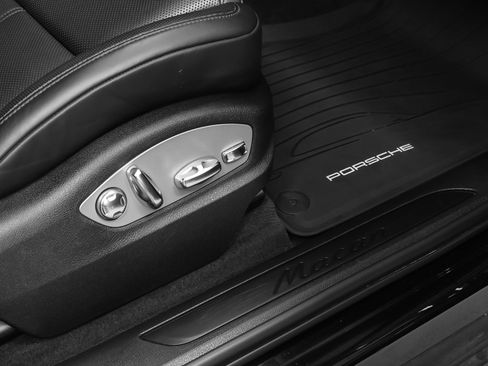 Certified 2022 Porsche Macan AWD/4WD image 19