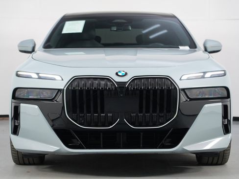 Used 2024 BMW 760i xDrive w/ Premium Package 2 AWD/4WD image 7