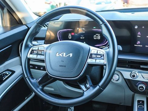Used 2025 Kia Telluride S FWD image 16