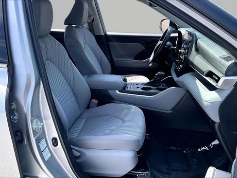 Used 2022 Toyota Highlander LE AWD/4WD image 9
