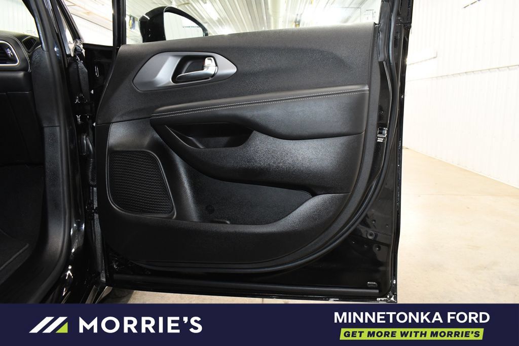 Used 2026 Chrysler Pacifica Select w/ S Appearance Package FWD image 21