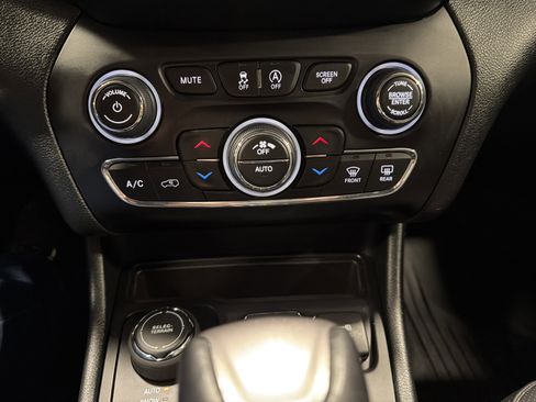 Used 2022 Jeep Cherokee Limited w/ Elite Package image 9