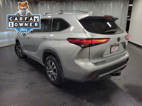 Used 2022 Toyota Highlander XLE AWD/4WD image 6
