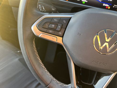 Used 2023 Volkswagen Tiguan SE w/ Panoramic Sunroof Package image 18