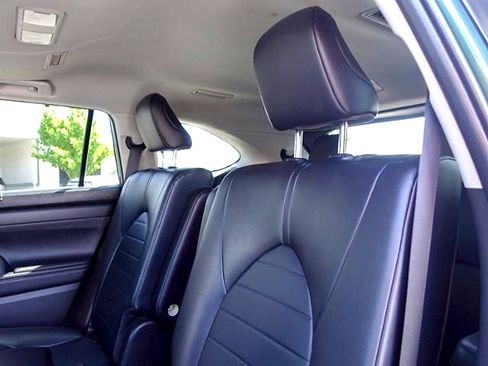 Certified 2024 Toyota Highlander XLE AWD/4WD image 11