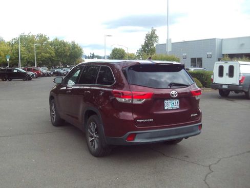 Used 2017 Toyota Highlander XLE AWD/4WD image 3