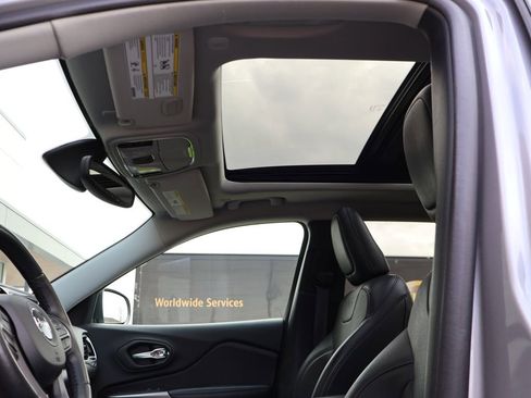 Used 2020 Jeep Cherokee Limited image 21