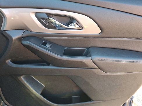 Used 2023 Chevrolet Traverse LT image 10