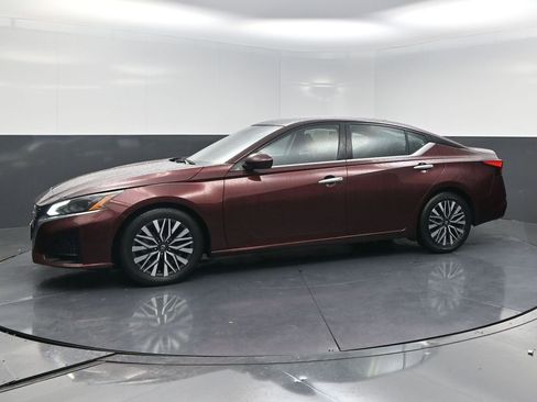 Used 2023 Nissan Altima 2.5 SV image 3