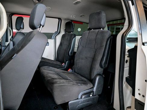 Used 2019 Dodge Grand Caravan SE FWD image 18