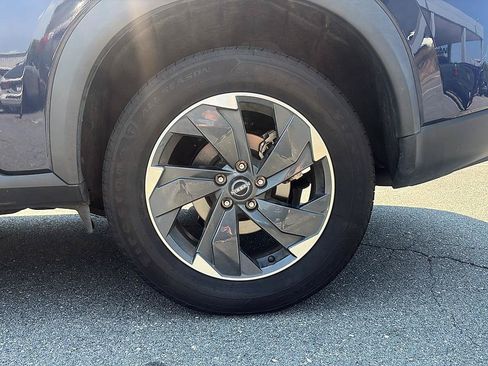 Certified 2025 Nissan Rogue SV AWD/4WD image 10