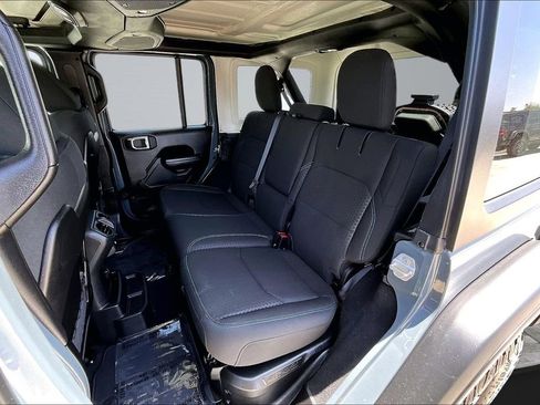 Used 2025 Jeep Wrangler Unlimited Rubicon 4xe w/ Convenience Group AWD/4WD image 17