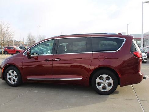 Used 2017 Chrysler Pacifica Touring-L Plus w/ Advanced Safetytec Group image 4