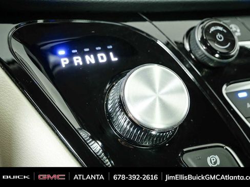Used 2024 Chrysler Pacifica Touring-L FWD image 16