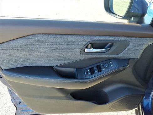 Used 2023 Nissan Rogue SV image 15