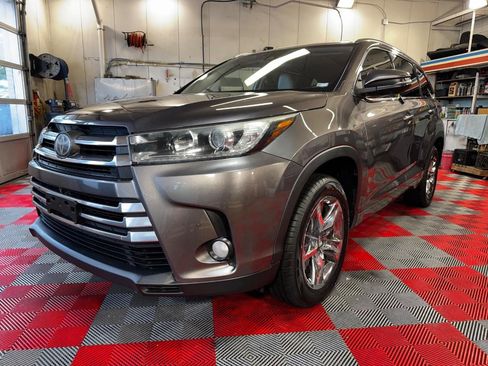 Used 2018 Toyota Highlander Limited Platinum FWD image 3