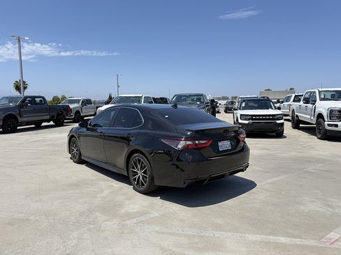 Used 2022 Toyota Camry SE FWD image 2