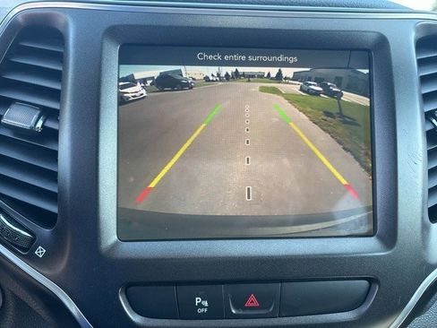 Used 2019 Jeep Cherokee Trailhawk w/ Cold Weather Group image 18