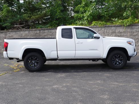 Used 2022 Toyota Tacoma SR5 AWD/4WD image 8