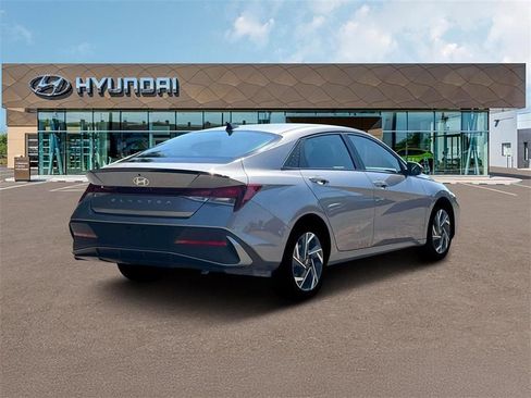 Used 2025 Hyundai Elantra Sport FWD image 7