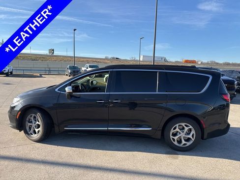 Used 2023 Chrysler Pacifica Limited w/ Uconnect Theater Family Group image 3