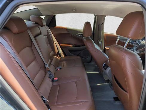 Used 2018 Chevrolet Malibu LT w/ Leather Package FWD image 21