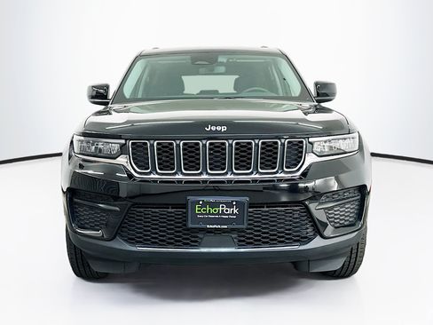 Used 2023 Jeep Grand Cherokee Laredo AWD/4WD image 2