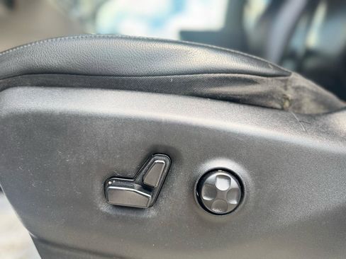 Used 2019 Chrysler Pacifica Touring-L FWD image 32