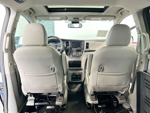Used 2020 Toyota Sienna XLE w/ XLE Navigation Package image 19