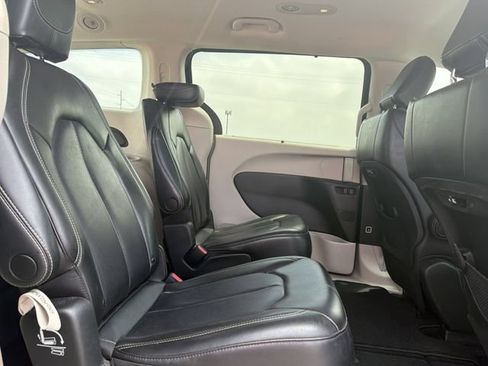 Used 2023 Chrysler Pacifica Touring-L FWD image 17