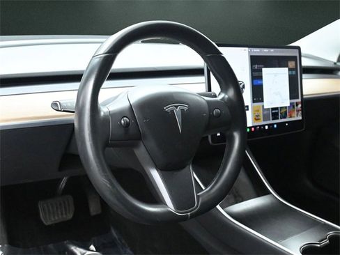 Used 2018 Tesla Model 3 Long Range image 17