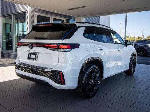 New 2026 Volkswagen Tiguan SE R-Line FWD image 4