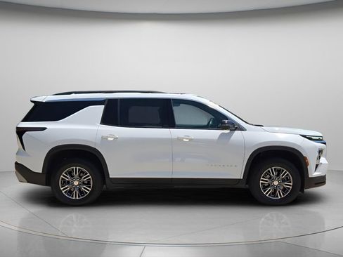 Used 2024 Chevrolet Traverse LT w/ Trailering Package FWD image 8