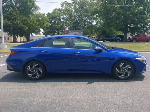 Used 2024 Hyundai Elantra Limited FWD image 3