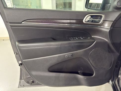 Used 2018 Jeep Grand Cherokee Limited w/ Luxury Group II image 24