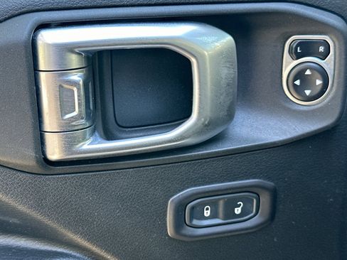 Used 2018 Jeep Wrangler Unlimited Sport S AWD/4WD image 13