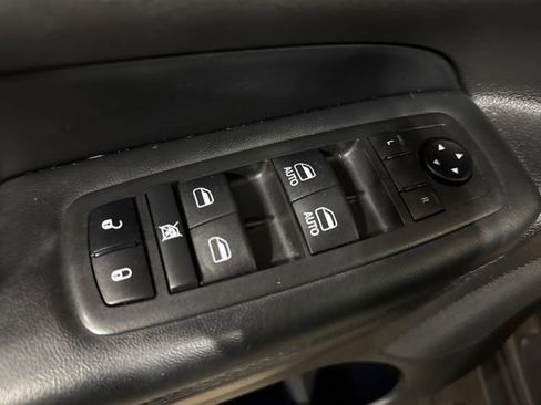 Used 2019 Jeep Grand Cherokee Altitude AWD/4WD image 3