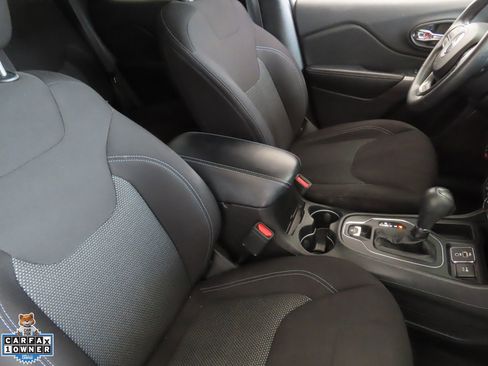 Used 2019 Jeep Cherokee Latitude w/ Popular Appearance Group FWD image 23