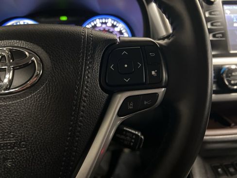 Used 2019 Toyota Highlander XLE image 17