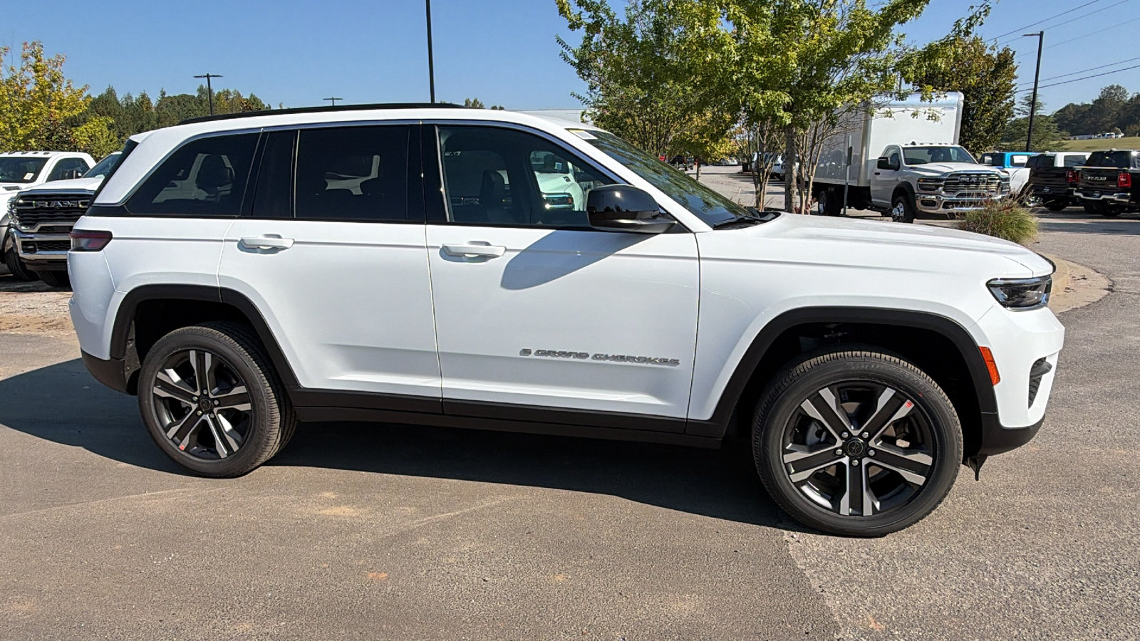 New 2027 Jeep Grand Cherokee Laredo X AWD/4WD image 7
