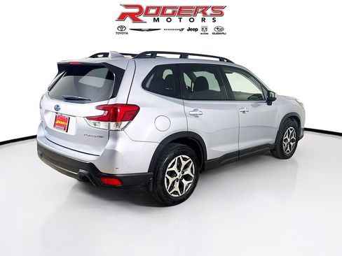 Used 2023 Subaru Forester Premium image 8